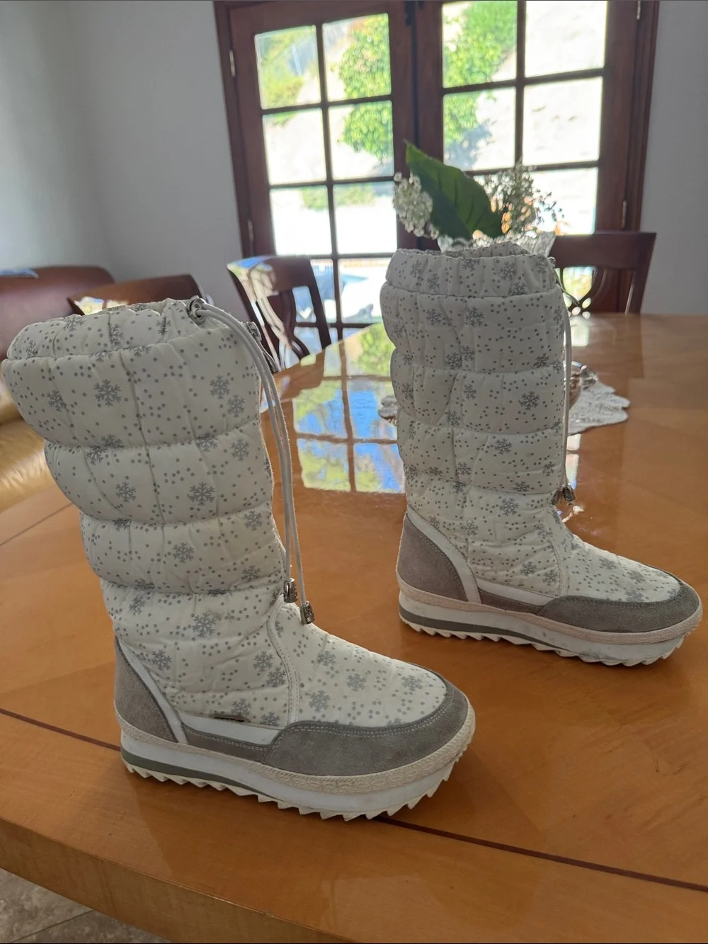 Buffie Women's White Snowflake Winter Boots size 38